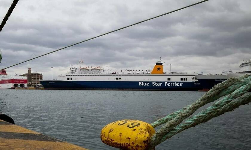 'Superferry' returns to Rafina port after main engine breaks down