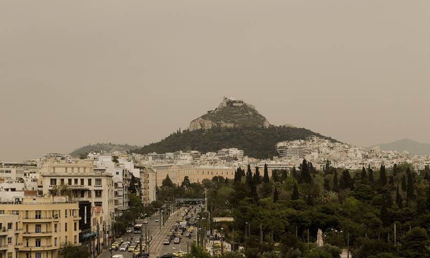 Καιρός - «Χάθηκε» η Αθήνα: Η αφρικανική σκόνη «έπνιξε» την Ελλάδα – Μέχρι πότε θα διαρκέσει (pics)