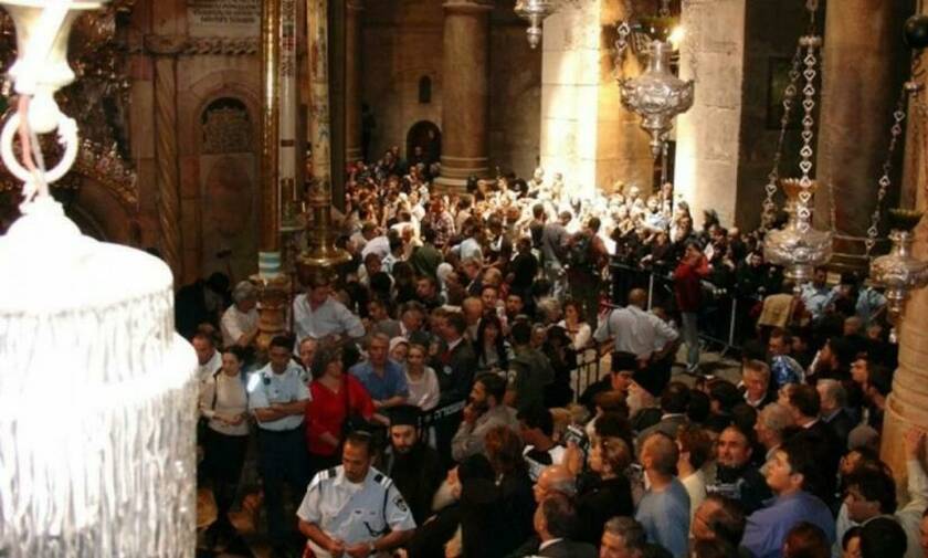 Ντοκουμέντο: Η στιγμή της Αφής του Αγίου Φωτός την ώρα που χιλιάδες πιστοί περιμένουν το Θαύμα