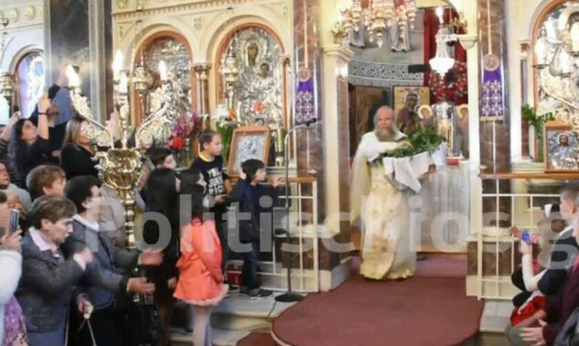 Χίος: O «ιπτάμενος» ιερέας έκλεψε και πάλι την παράσταση στην πρώτη Ανάσταση