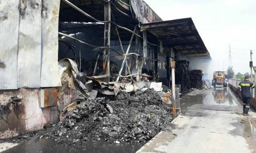 Θεσσαλονίκη: Ολοκληρωτική η καταστροφή του εργοστασίου που παραδόθηκε στις φλόγες στη Σίνδο (pics)