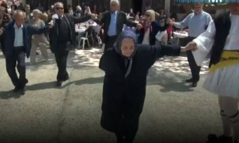 Ναύπακτος: Λεβέντισσα αιωνόβια γιαγιά χειροκροτήθηκε χορεύοντας τσάμικο (vid)