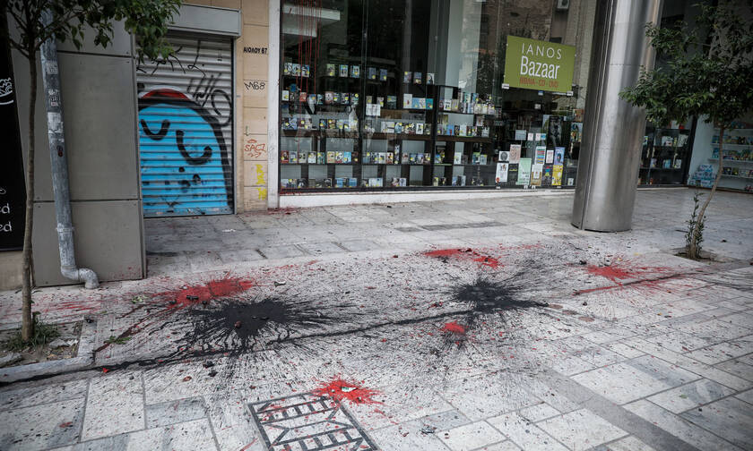 Ρουβίκωνας: «Πρωτομαγιάτικη» επίθεση σε εταιρεία στο κέντρο της Αθήνας (pics+vid)