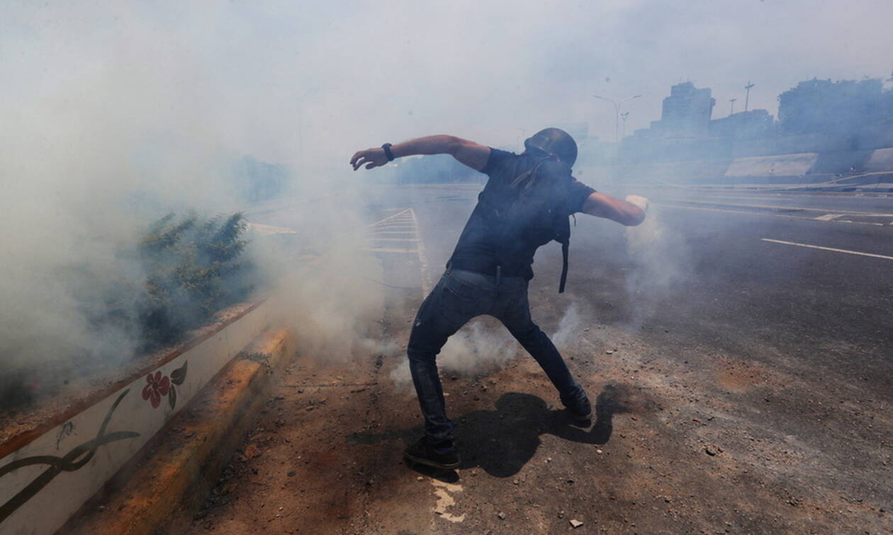 Χάος και αιματηρές συγκρούσεις στη Βενεζουέλα: Μία νεκρή σε διαδήλωση κατά του Μαδούρο (pics+vid)