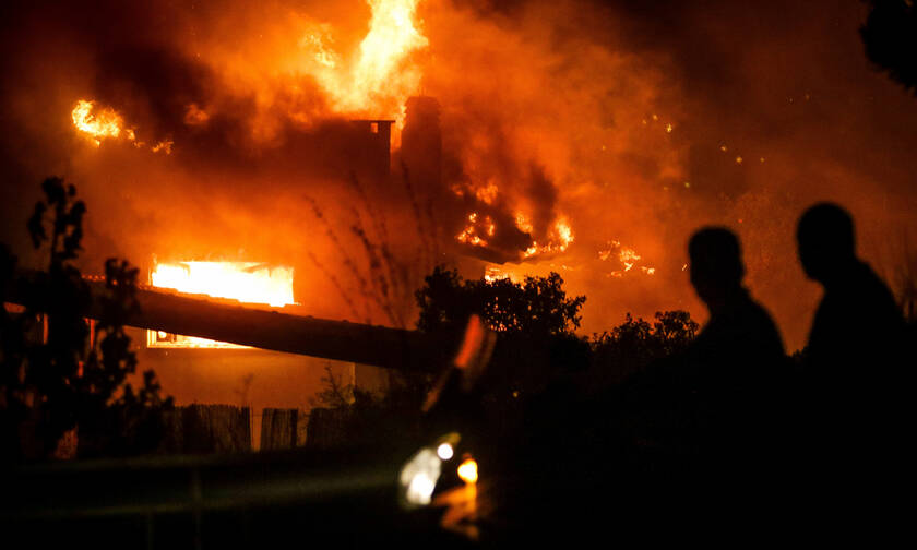Τραγωδία στο Μάτι: Έχει πάρει φωτιά ο κήπος του Ψινάκη - Στείλτε κάποιον, τα έχει καλά με τα κανάλια