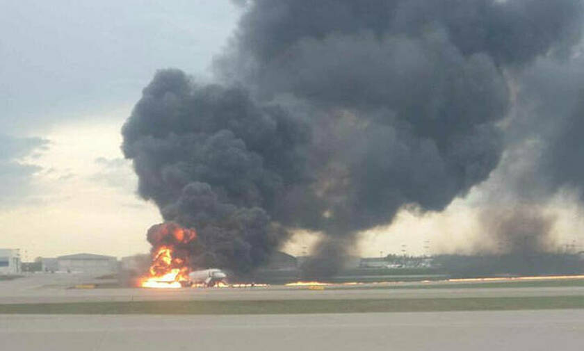Συναγερμός στη Μόσχα: Αεροπλάνο τυλίχθηκε στις φλόγες - Αναφορές για πολλούς τραυματίες (pic)