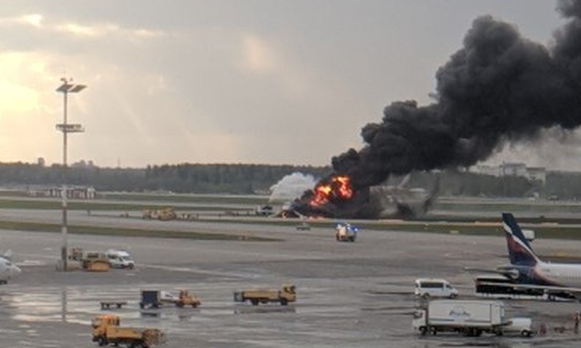 Τρόμος στη Μόσχα: Δείτε την προσγείωση του φλεγόμενου αεροσκάφους (vids)