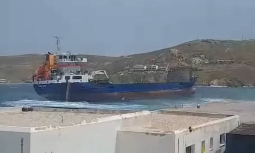 Θρίλερ στη Σέριφο με το «Syros Wind»: Έσπασαν οι κάβοι του πλοίου από τους ισχυρούς νοτιάδες (vid)