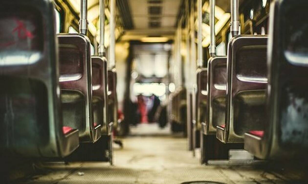 Σκληρές σκηνές σε λεωφορείο – «Πάγωσαν» όλοι όταν είδαν τι έκανε επιβάτης (pics)