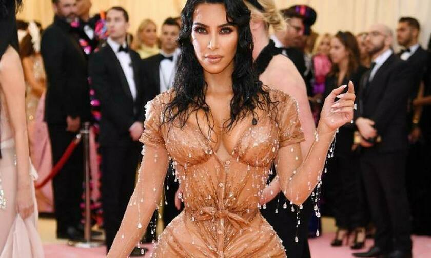 H Kim Kardashian αποκαλύπτει με βίντεο πόσο βασανιστικό ήταν να φορέσει το φόρεμα του Met Gala