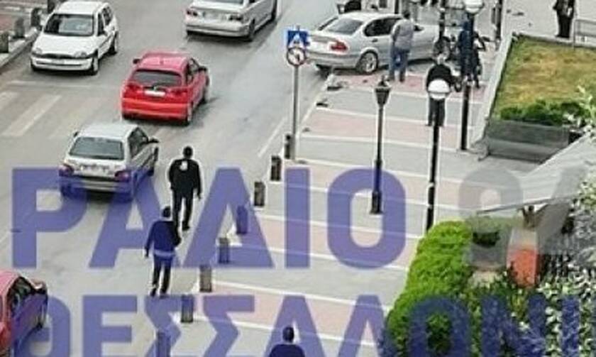 Θεσσαλονίκη: Αυτοκίνητο καρφώθηκε σε στάση λεωφορείου 
