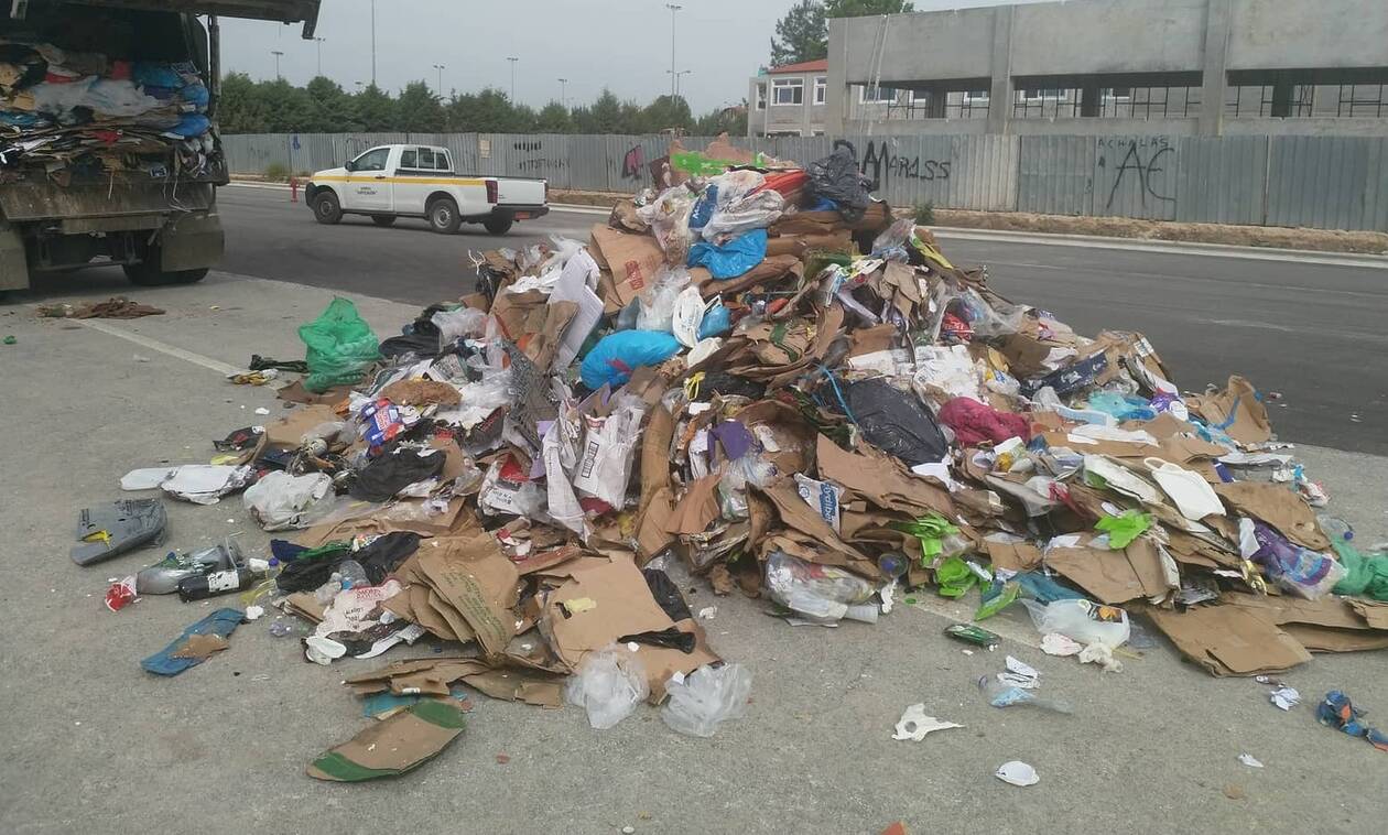 Λάρισα: Ο απίστευτος λόγος που γέμισαν σκουπίδια οι δρόμοι της Νεάπολης (pics)