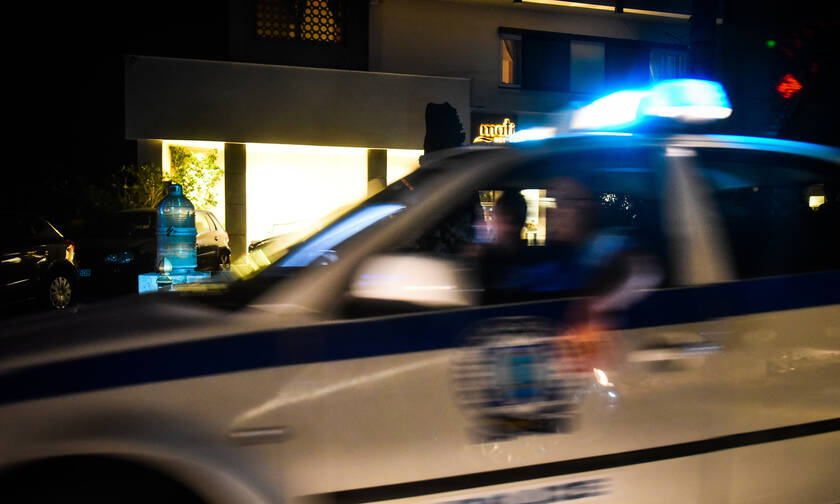 Θρίλερ στα Μελίσσια: Τραυμάτισαν και λήστεψαν αστυνομικό μέσα στο σπίτι του 