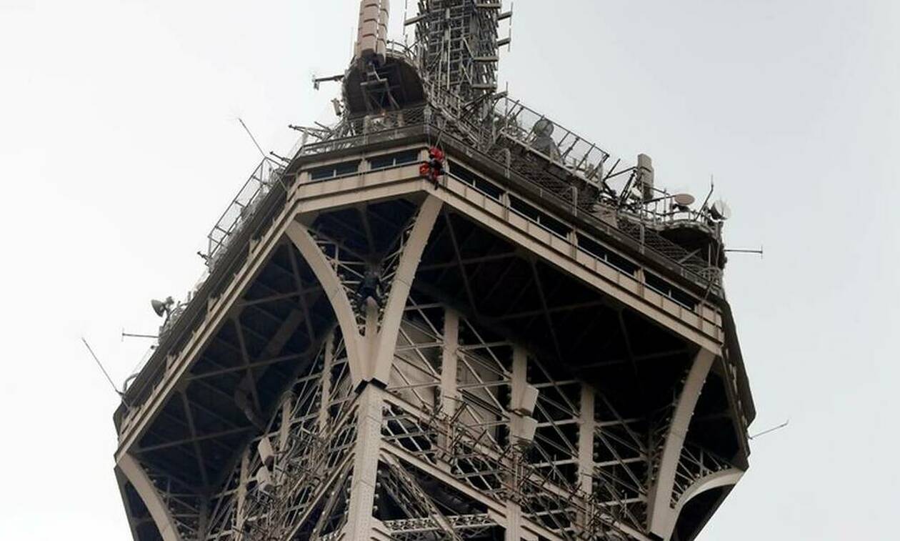 Γαλλία: Εικόνες που κόβουν την ανάσα με τον σκαρφαλωμένο άνδρα στον Πύργο του Άιφελ (pics)