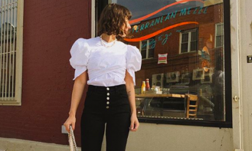 Viral μόδα: Πώς θα φορέσεις τα βραδινά tops για τέλειο καθημερινό styling