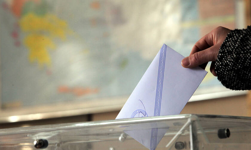 ND leads electoral race with 33.25 pct; SYRIZA follows with 23.78 pct