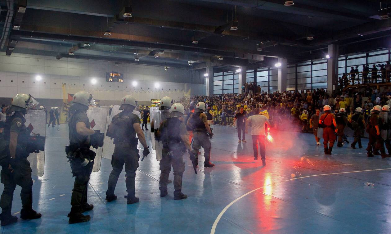 Χαμός στο ΑΕΚ-Ολυμπιακός: Διεκόπη ο αγώνας μετά από εισβολή οπαδών 