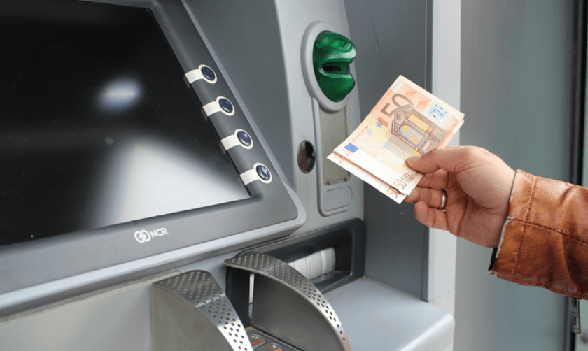 Προμήθεια - φωτιά για αναλήψεις μετρητών από τα ATM