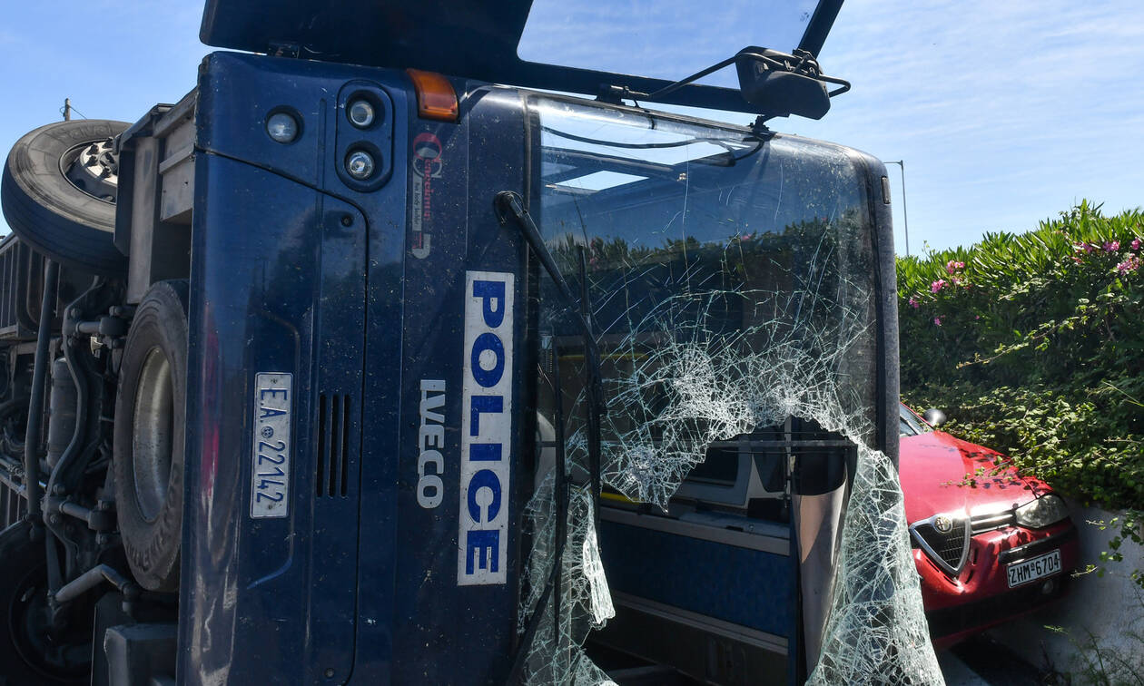Τροχαίο στην Κόρινθο: Ανατροπή κλούβας του Μεταγωγών στην Εθνική Οδό - Επτά τραυματίες (pics)