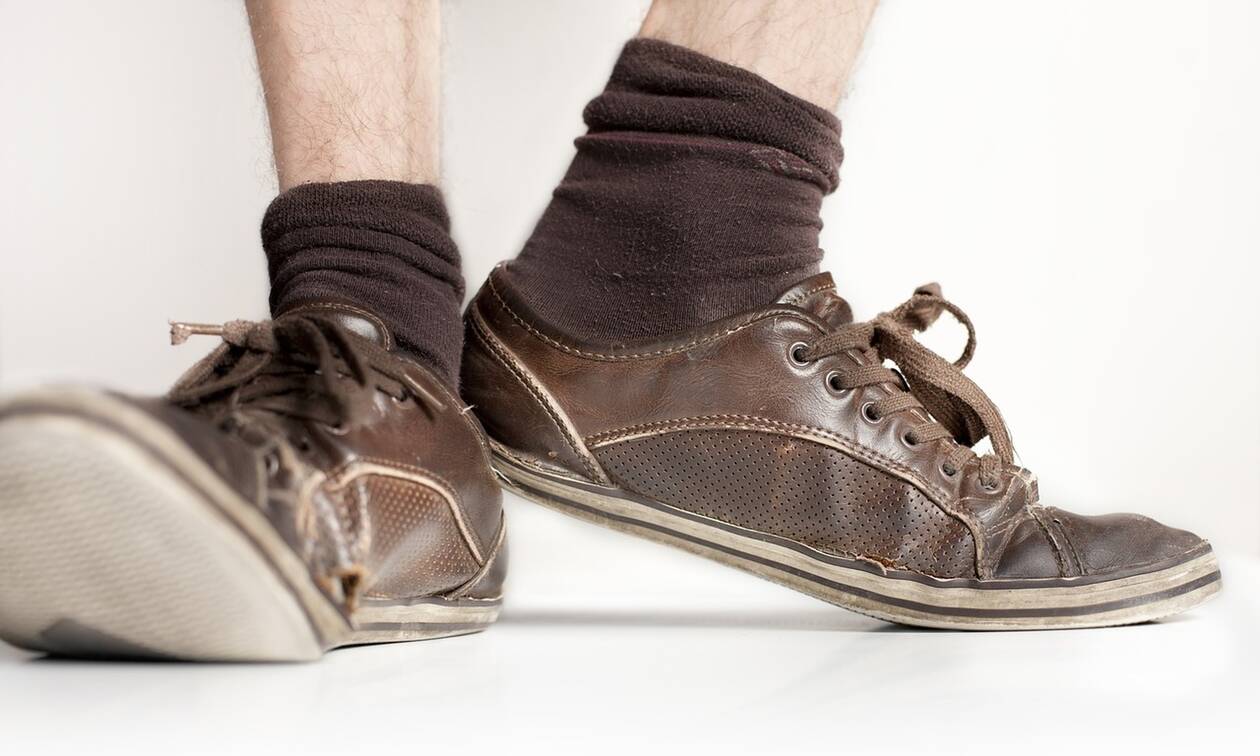 To δίλημμα του καλοκαιριού: Παπούτσια με ή χωρίς κάλτσες; (vids)