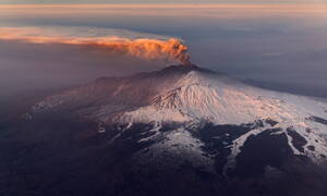 Ιταλία: «Ξύπνησε» το ηφαίστειο της Αίτνας στη Σικελία (vids+pics)
