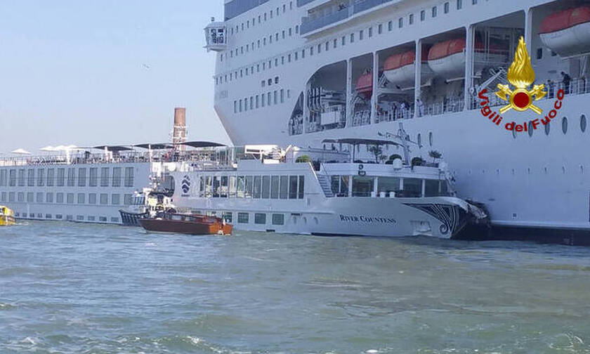 Βενετία: Κρουαζιερόπλοιο συγκρούστηκε με σκάφος – Πέντε τραυματίες (pics+vids)