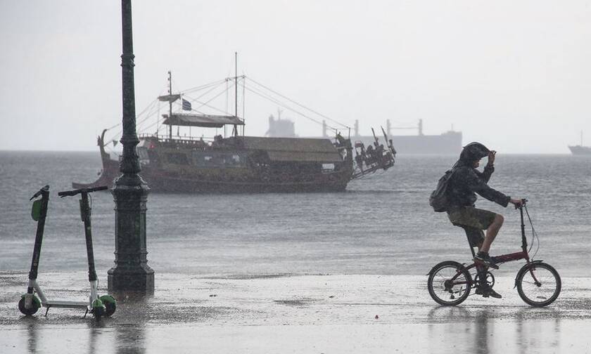 Καιρός: «Άνοιξαν» οι ουρανοί στη Θεσσαλονίκη - Ισχυρή καταιγίδα σάρωσε την πόλη (pics)