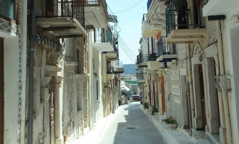 Σάλος στη Χίο: Τι απαντά ο ιερέας που πέταξε κέρματα σε βουλευτή