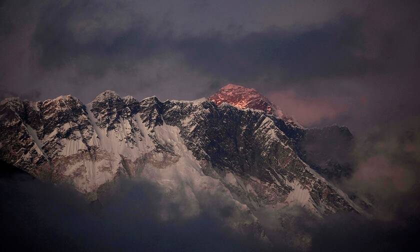 Ιμαλάια: Αγωνία για τους αγνοούμενους ορειβάτες  - Ελικόπτερο εντόπισε πτώματα (vid)