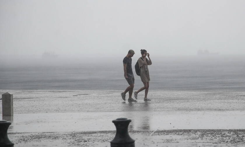 Καιρός - Εκτακτο δελτίο ΕΜΥ: «Χάθηκε» το καλοκαίρι - Με βροχές και καταιγίδες η Τρίτη (pics)