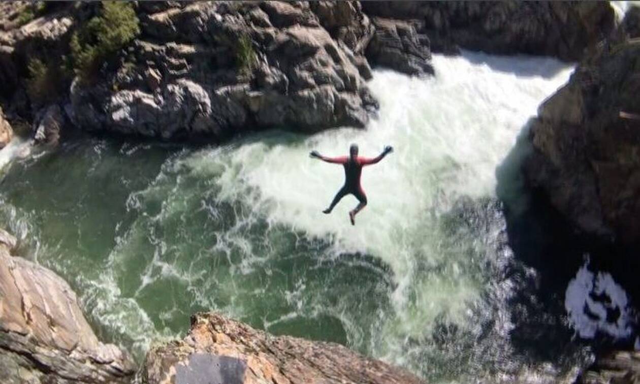 Απίθανο βίντεο: 28χρονος βουτά από ύψος σε ορμητικά νερά και κόβει την ανάσα!