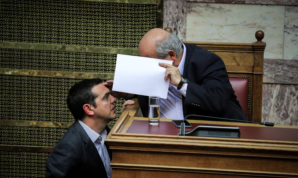 Ο Τσίπρας «πάγωσε» τις μετατάξεις στη Βουλή - Βούτσης: «Δεν έχει γίνει ούτε μία μόνιμη πρόσληψη»
