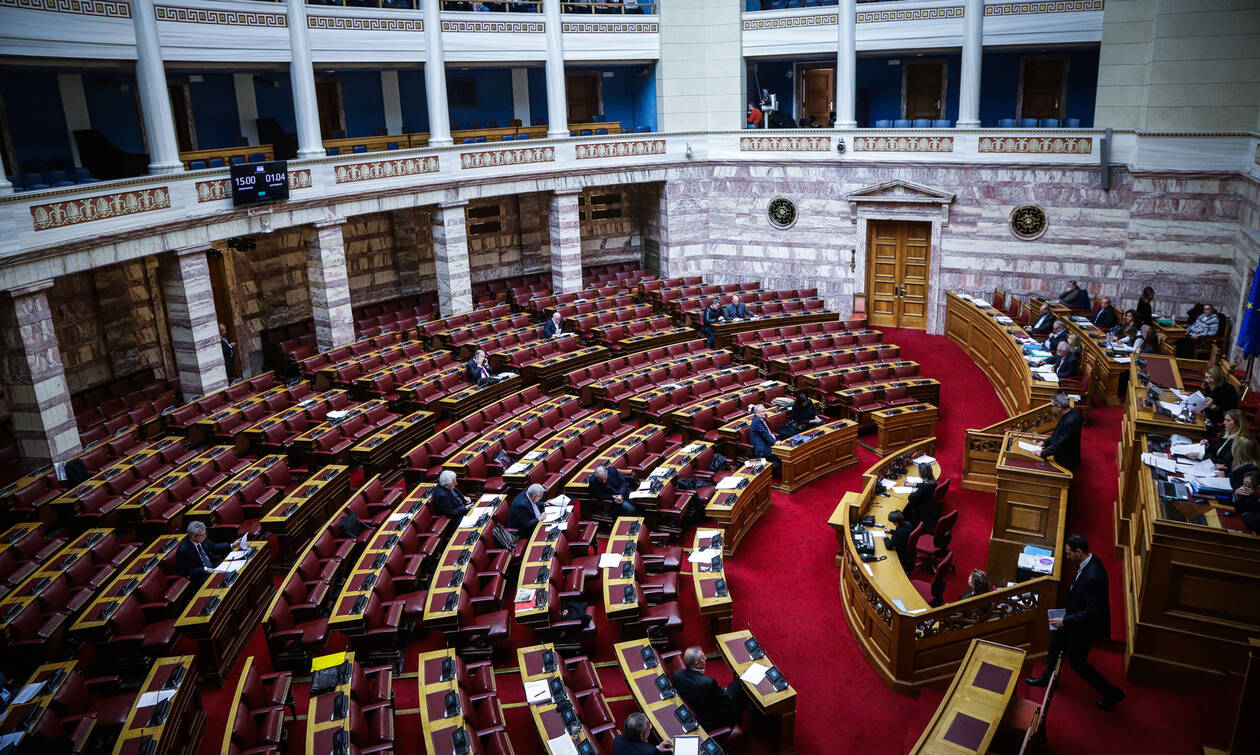 Τελευταία συνεδρίαση στη Βουλή: Καταργείται η μείωση του αφορολόγητου