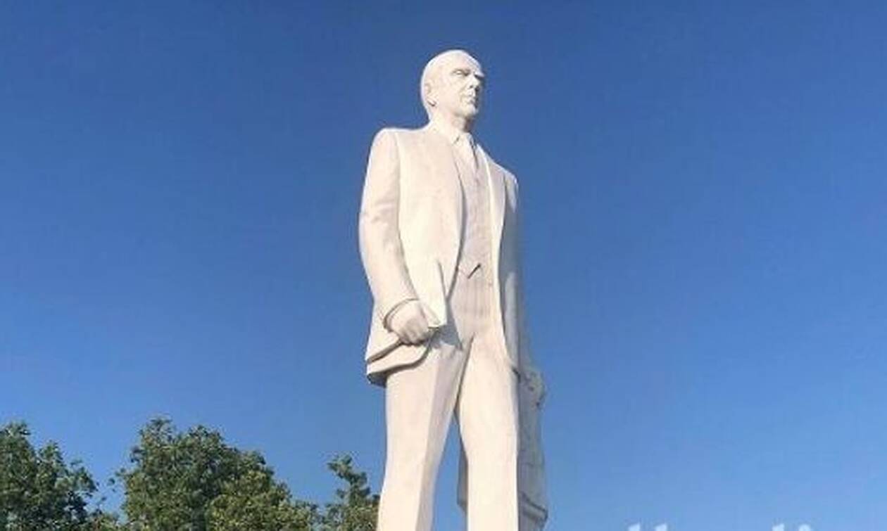 Θεσσαλονίκη: Βανδάλισαν το άγαλμα του Κωνσταντίνου Καραμανλή 