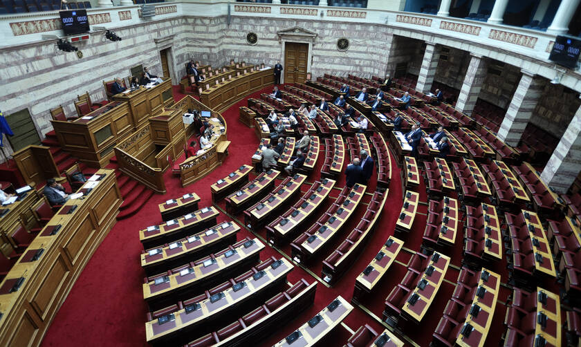 Ψηφίστηκε η κατάργηση της μείωσης του αφορολόγητου - Αυλαία για τη Βουλή  
