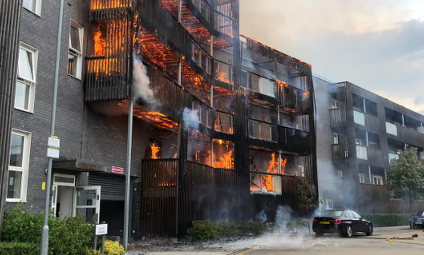Λονδίνο: Μεγάλη φωτιά σε συγκρότημα διαμερισμάτων 