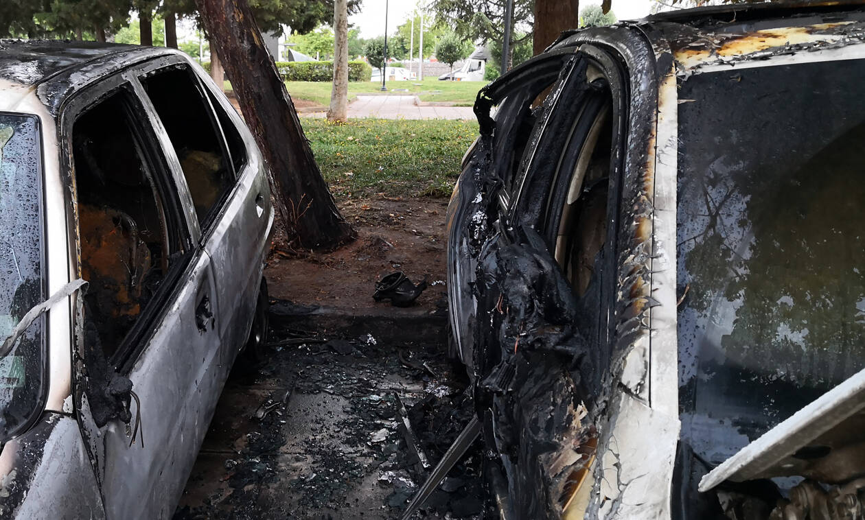 Θεσσαλονίκη: Έκαψαν αυτοκίνητα Τούρκων διπλωματών - Δείτε τα βίντεο