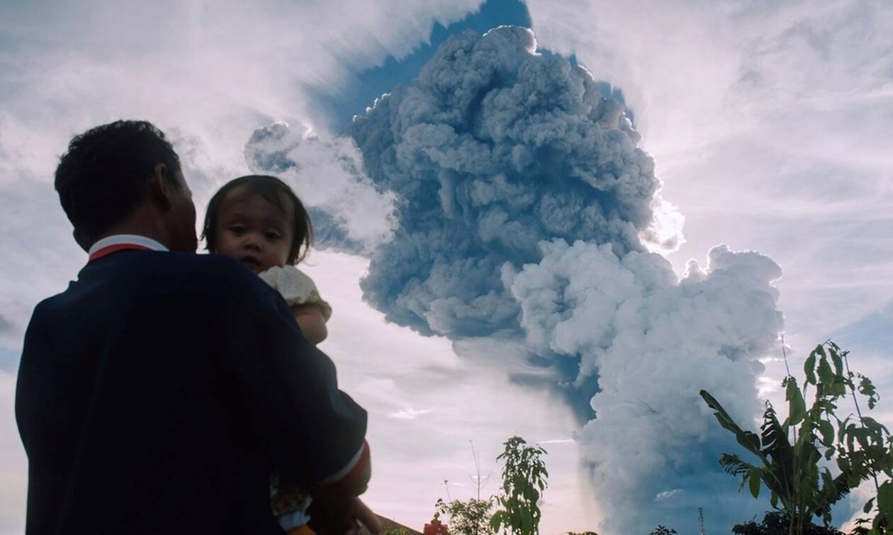 Συναγερμός στην Ινδονησία: «Ξύπνησε» το ηφαίστειο Σιναμπούνγκ (vids)