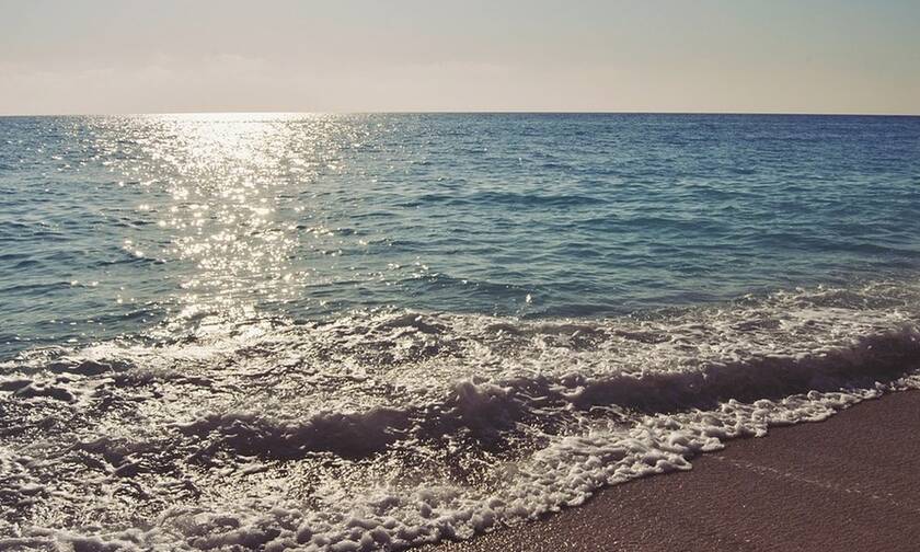 Φρίκη σε ελληνική παραλία: «Πάγωσαν» οι λουόμενοι με αυτό που είδαν (pics)
