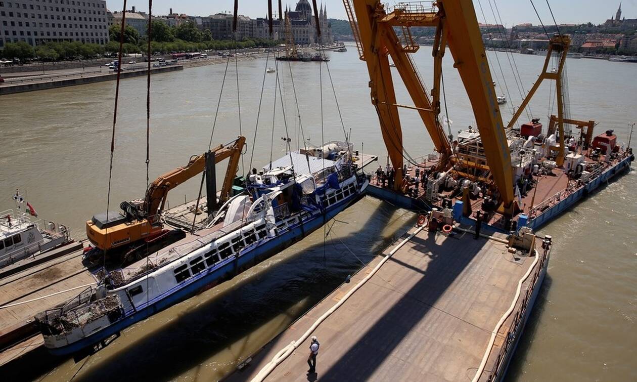 Ουγγαρία: Ανελκύστηκε το μοιραίο ποταμόπλοιο - Βρέθηκαν πτώματα στο εσωτερικό του (vid)