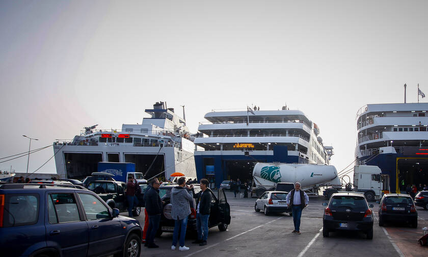 Συναγερμός: Επέστρεψε στη Ραφήνα πλοίο με 317 επιβάτες