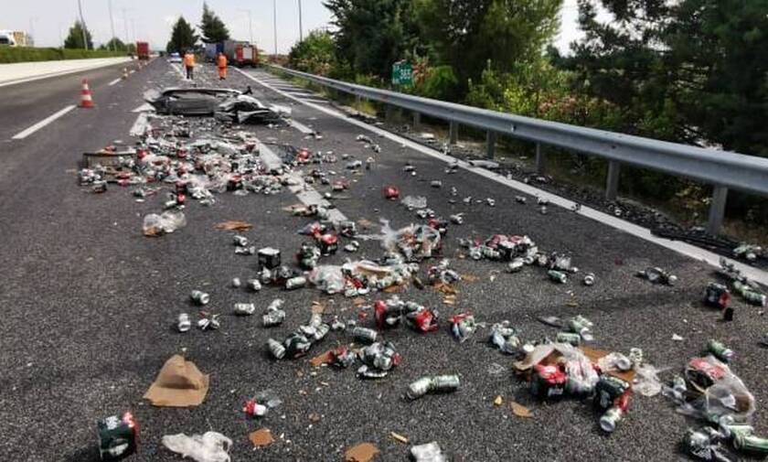 Χάος στην εθνική οδό: Ο δρόμος γέμισε μπύρες – Δείτε τις εικόνες