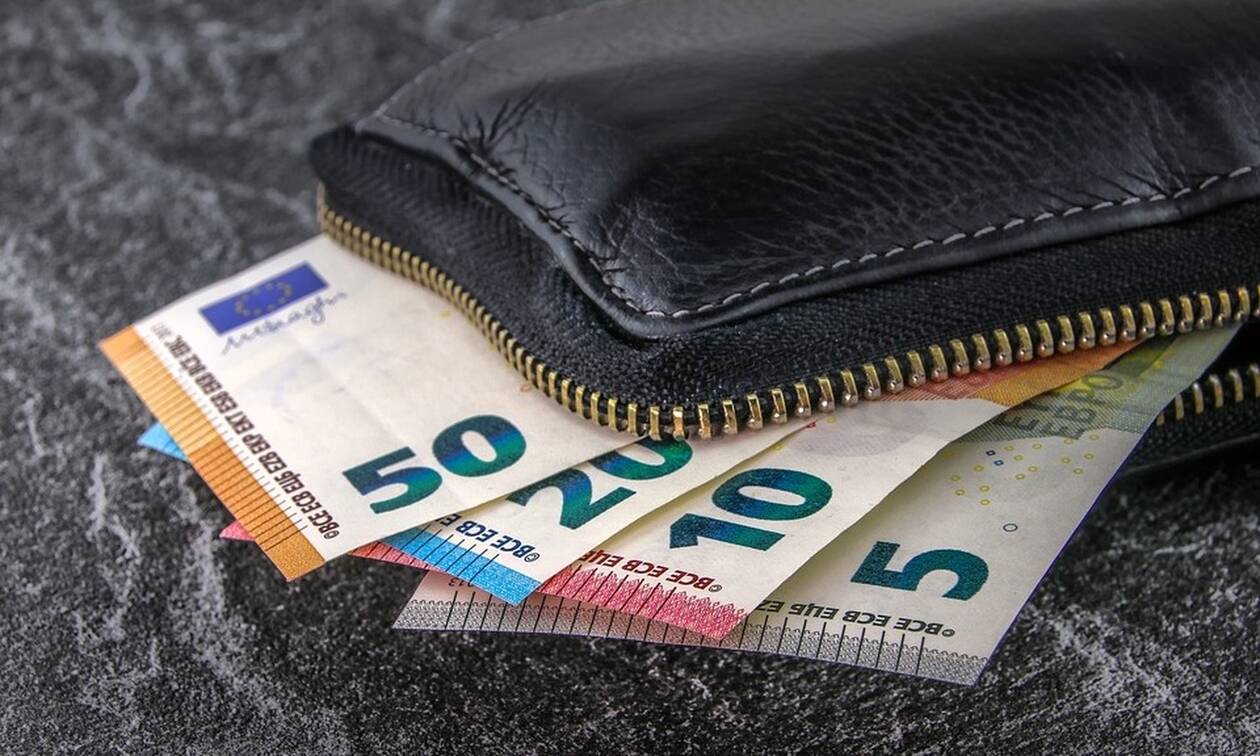 Θεσσαλονίκη: Βρήκε στο ταξί του πορτοφόλι με 5.200 ευρώ και το παρέδωσε στη γυναίκα που το έχασε