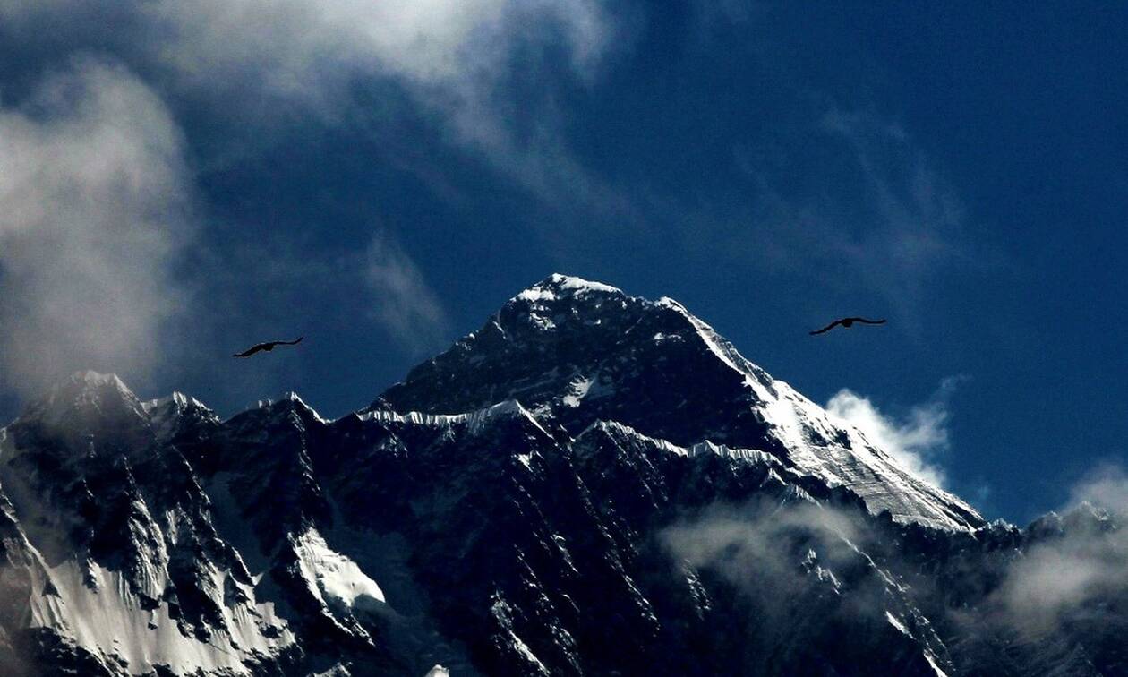 Κυκλοφοριακή συμφόρηση στο Έβερεστ: Ρεκόρ από ορειβάτες που έφτασαν φέτος στην κορυφή