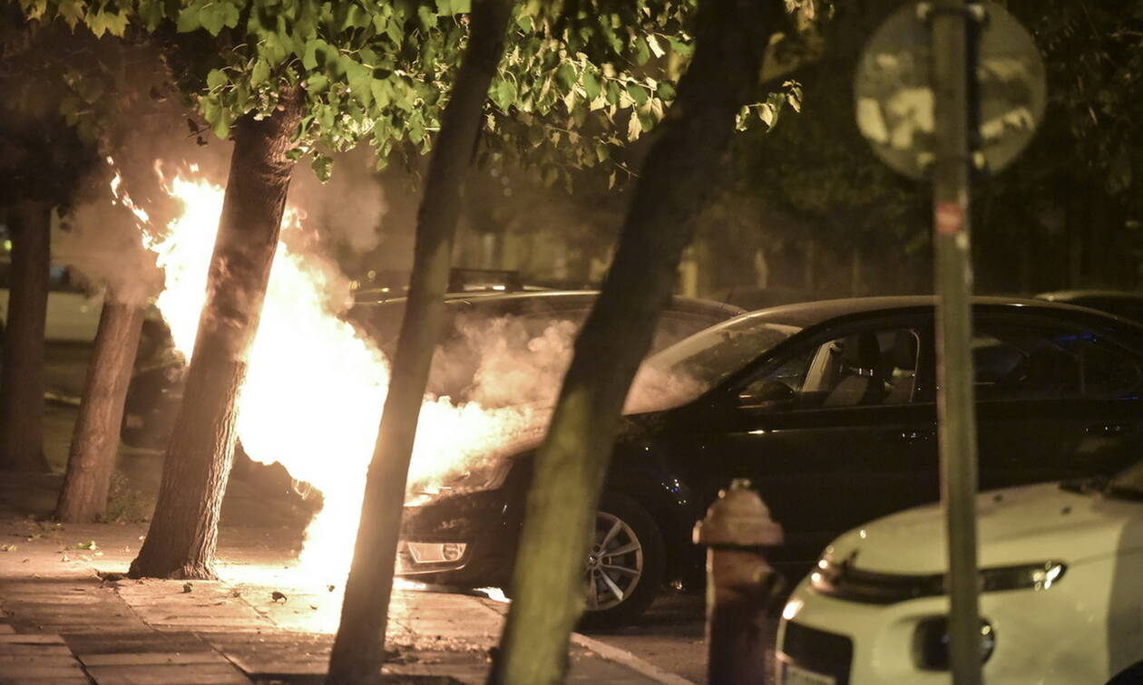 Μπαράζ εμπρησμών σε οχήματα τα ξημερώματα στην Αθήνα