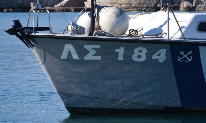 Nine undocumented migrants found inside container in Piraeus port