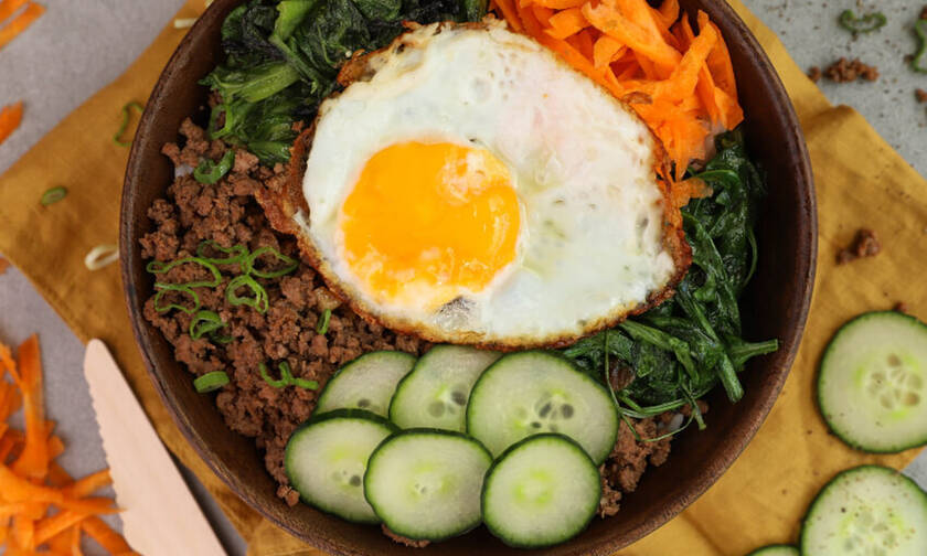 Η συνταγή της ημέρας: Υγιεινό μπολ (Buddha bowl) με ρύζι, κιμά και αυγό