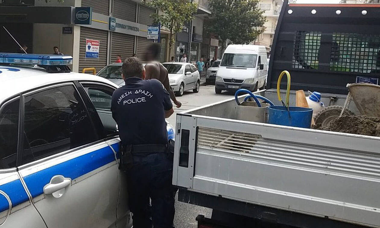 Πανικός στο κέντρο της Λάρισας: Καρέ - καρέ η σύλληψη άνδρα που κυκλοφορούσε γυμνός (pics)