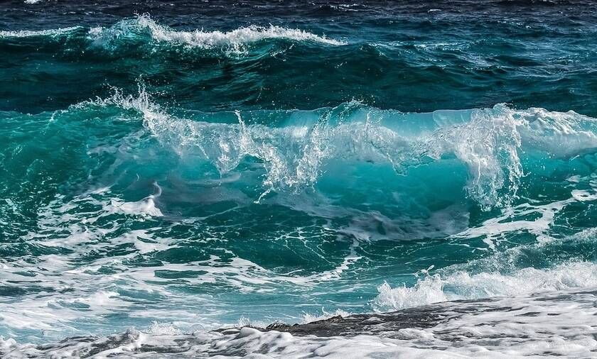 Παραλίγο τραγωδία στη Σητεία: Μάχη με τα κύματα για τρεις ανήλικους 