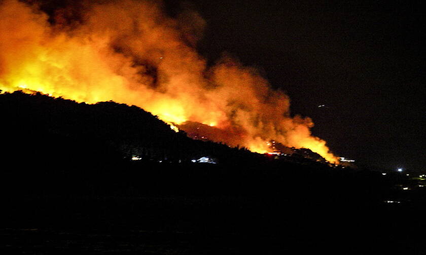 Φωτιά ΤΩΡΑ στην Κάρυστο: Η ανακοίνωση της Πυροσβεστικής για τη μεγάλη πυρκαγιά (χάρτης)